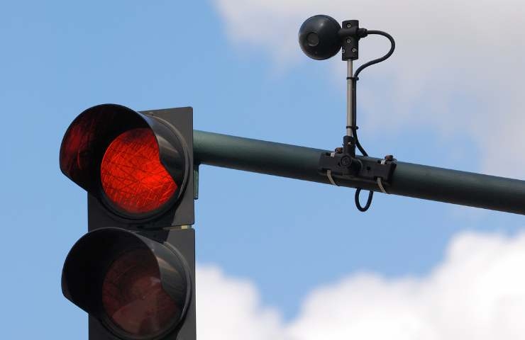 Contestare una multa al semaforo rosso