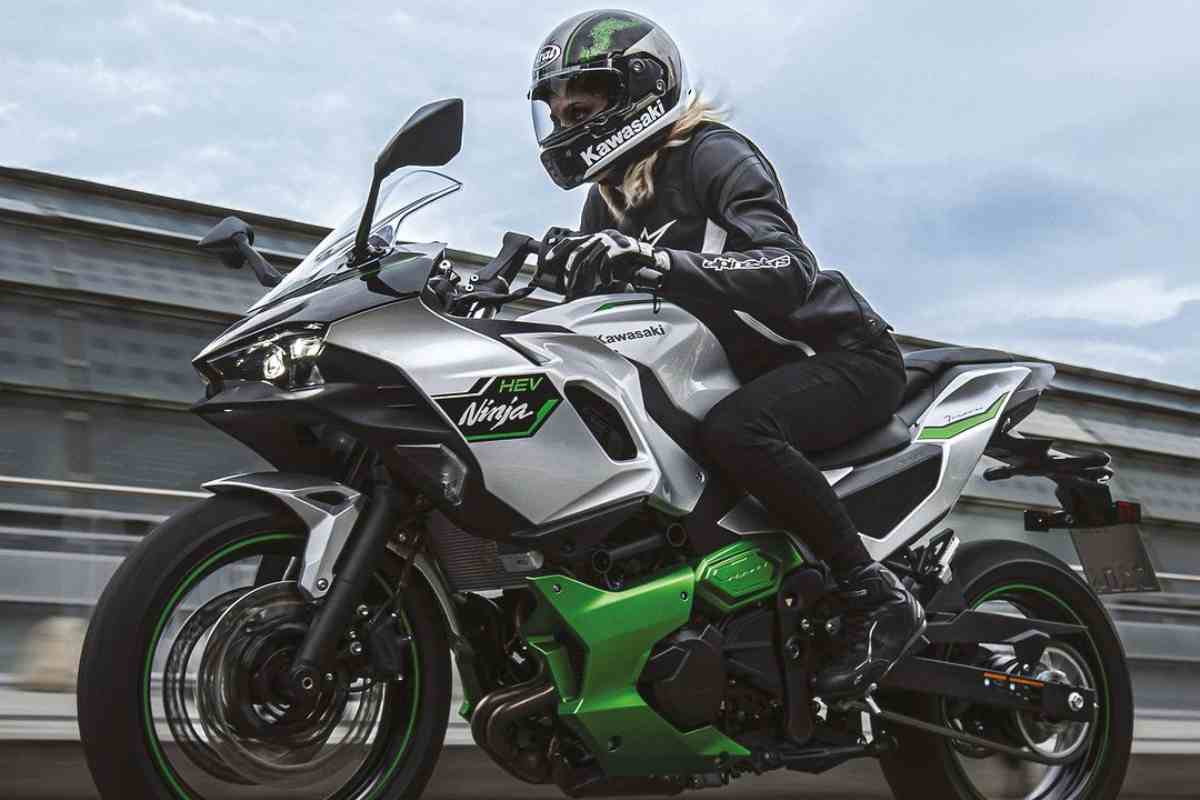 Kawasaki presenta la prima moto Hybrid