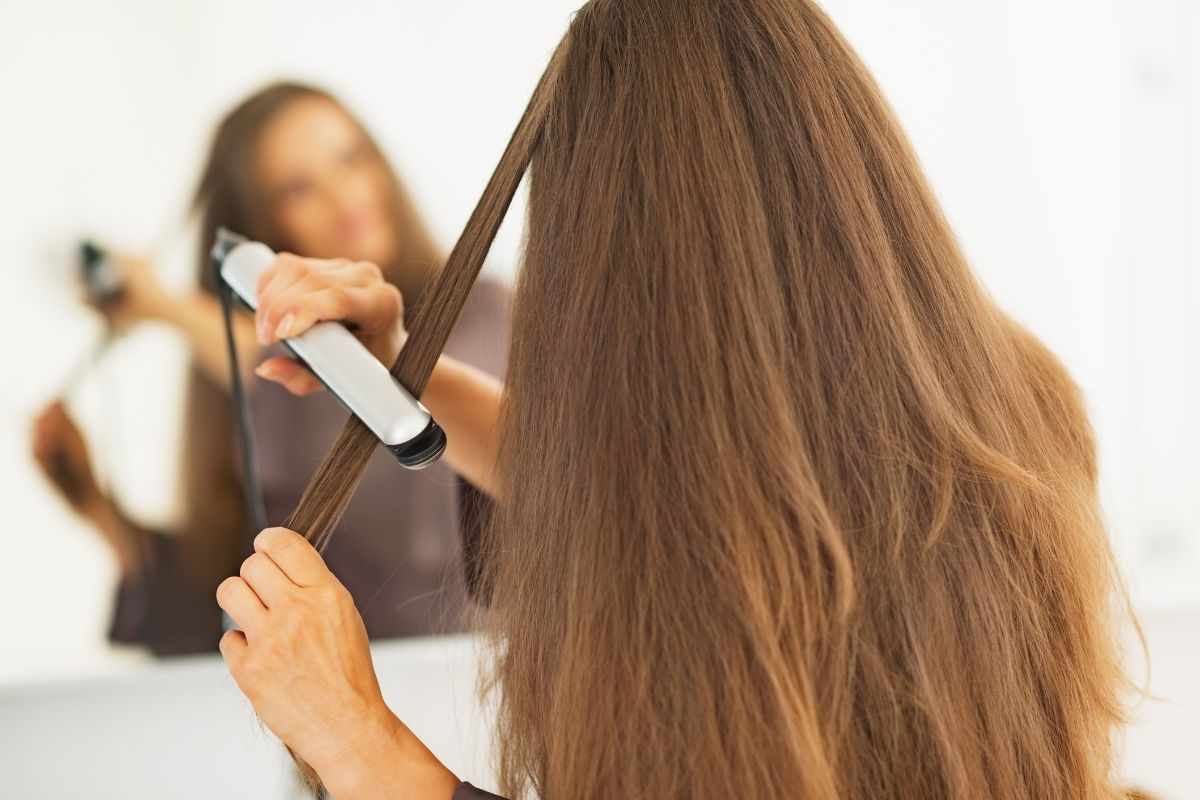 Piastra per capelli. uso quotidiano può anche danneggiare la fibra capillare e seccare i capelli