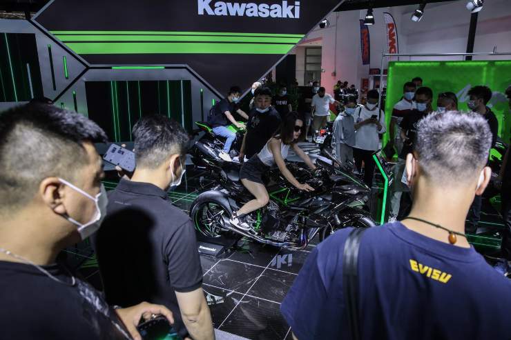 Kawasaki presenta la prima moto Hybrid