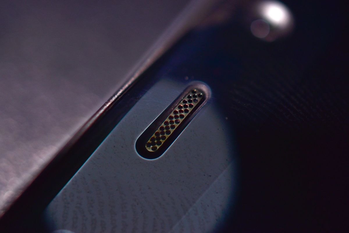 L'accumulo di polvere può causare problemi alle casse dello smartphone.